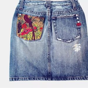 Miss Me ladies Small S Exotic Floral Bird Embroidered Denim Distressed